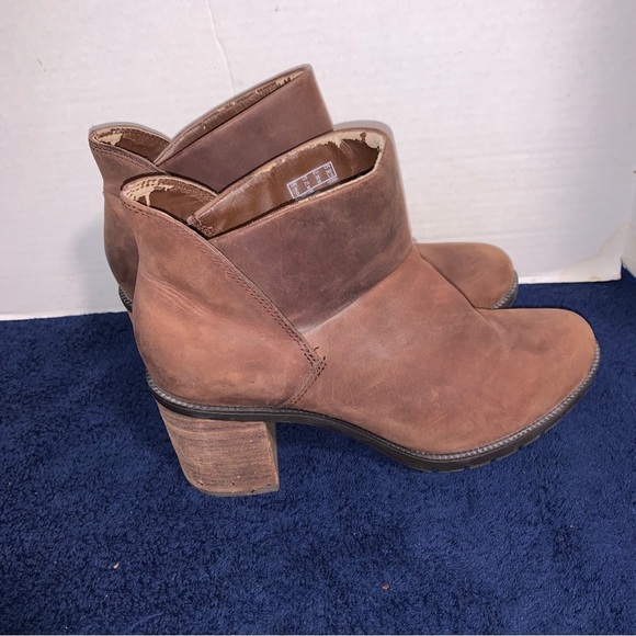 Clarks Boots Women’s 7.5 M  Ankle Booties Brown Leather Chunky Heeled Casual - Picture 3 of 6